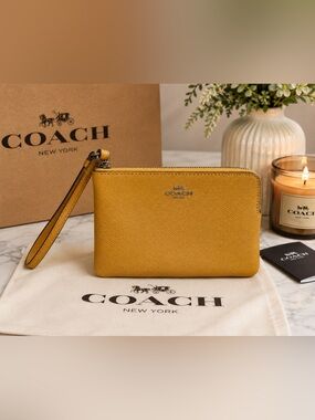 Coach Corner Zip Wristlet in Crossgrain Leather – Mustard Yellow / Honeycomb